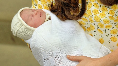William and Kate`s Baby Girl Gets First Royal Visitors - VIDEO